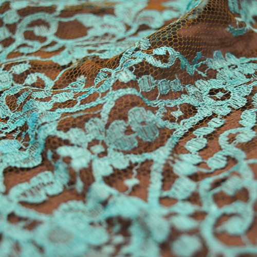 Dentelle de Calais turquoise sur fond marron