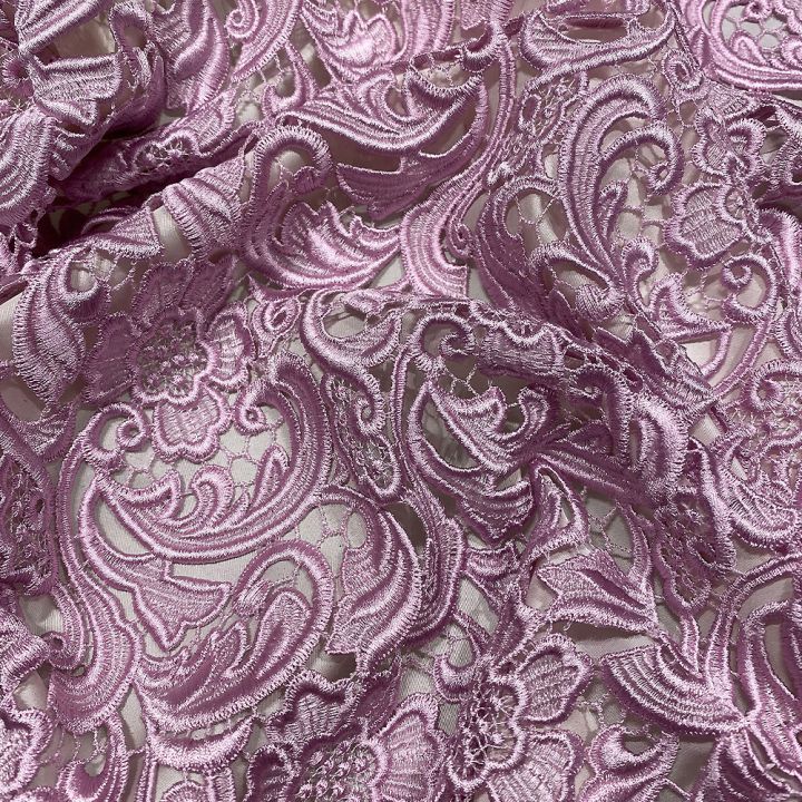 Tissu guipure parme