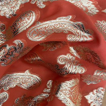 Tissu jacquard de soie tissé métal or sur fond mousseline corail