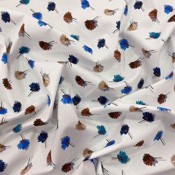 Popeline de coton imprimé floral bleu sur fond blanc