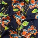 Tissu satin polyester imprimé floral sur fond bleu nuit