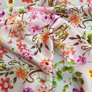 Tissu satin 100% soie imprimé ensemble floral sur fond rose clair