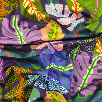Tissu satin de coton imprimé floral ethnique sur fond violet