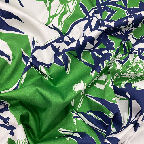 Tissu satin de coton imprimé feuillage japonisant sur fond vert