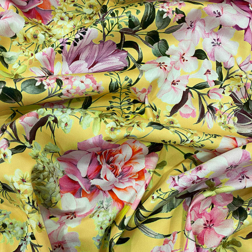 Tissu satin de coton imprimé floral rose sur fond jaune canari