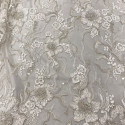 Tissu tulle brodé perlé fresque florale blanc et argent sur fond blanc cassé