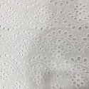 Tissu broderie anglaise 100% coton couronne florale blanc optique