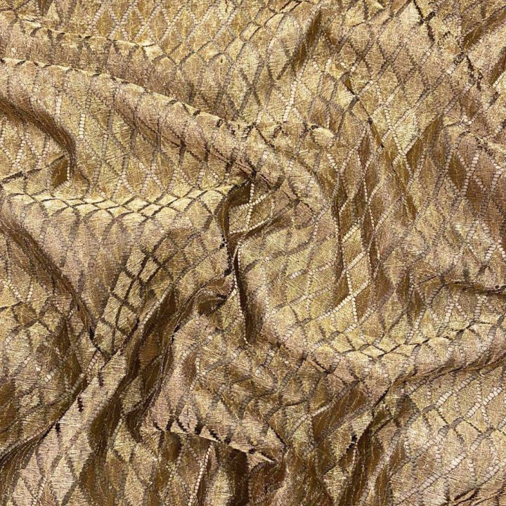 Tissu dentelle losanges or sur fond noir