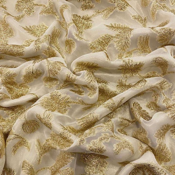 Tissu jacquard de soie fil coupé floral doré sur voile écru