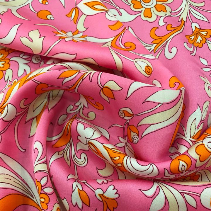 Tissu satin 100 % viscose imprimé floral sur fond rose