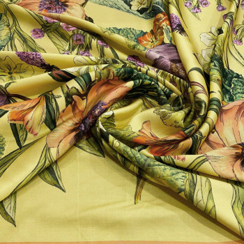 Tissu satin 100 % viscose imprimé gravure florale sur fond jaune