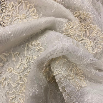 Tissu dentelle rebrodée ivoire