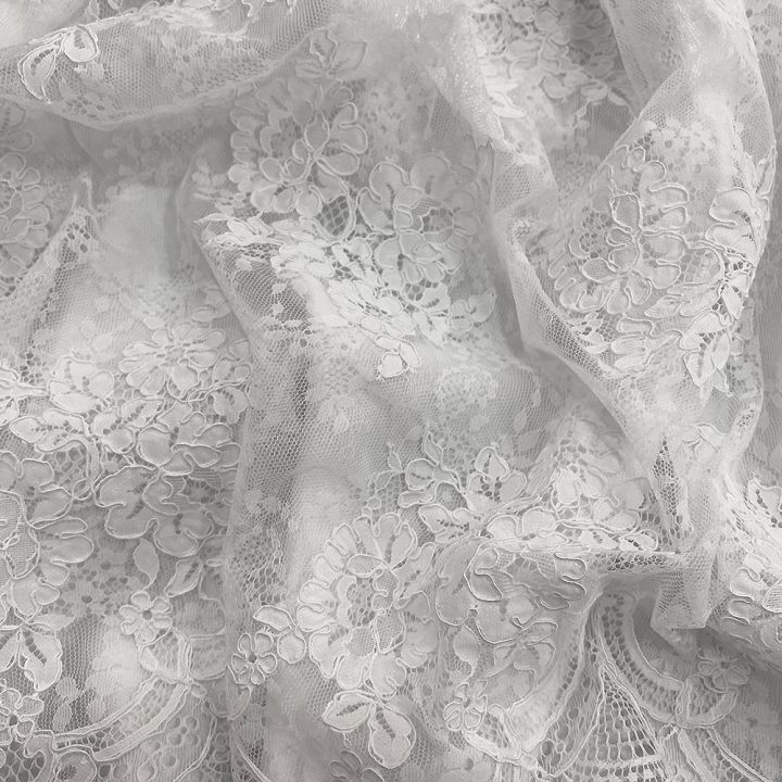 White embroidered lace fabric (1.90 meters)