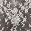 Dentelle de Calais Chantilly perlée blanc Dentelle de Calais Chantilly perlée blanc