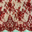 Dentelle de Calais Chantilly perlée rouge Dentelle de Calais Chantilly perlée rouge