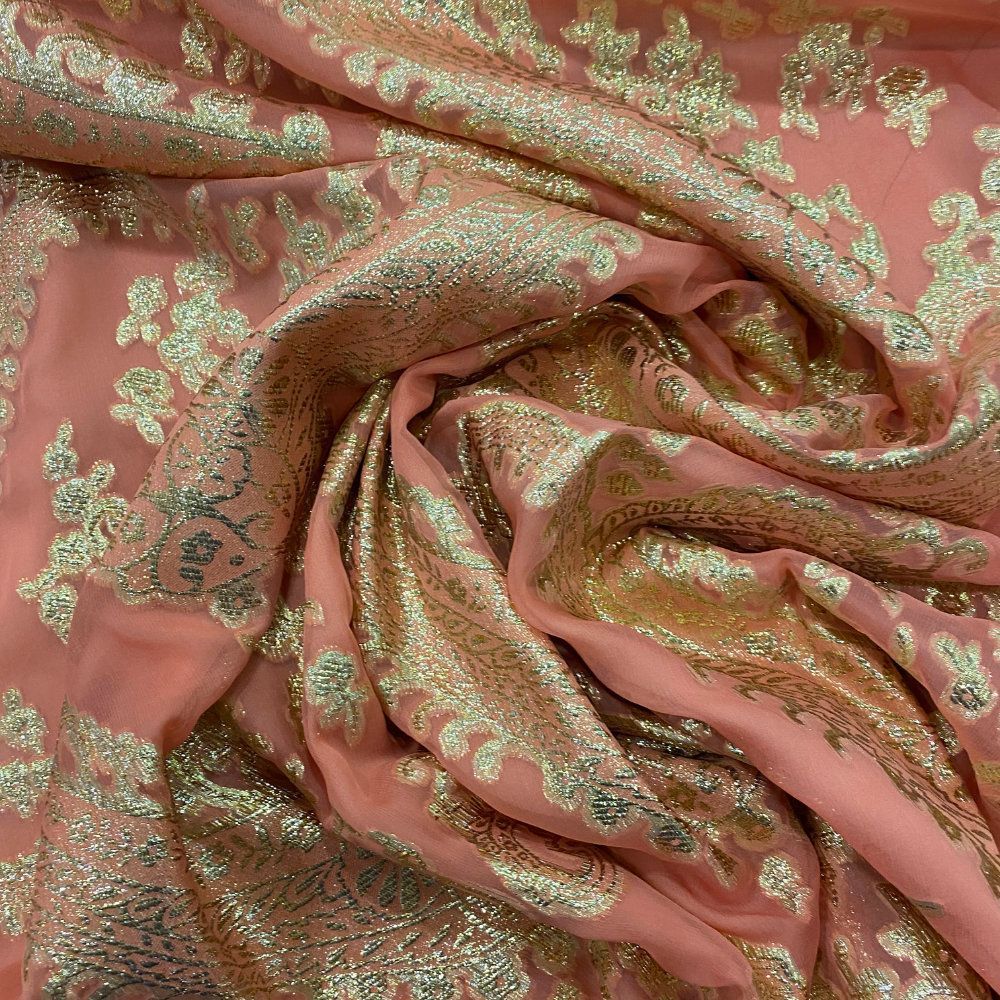 Jacquard de soie métal paisley or sur fond mousseline corail
