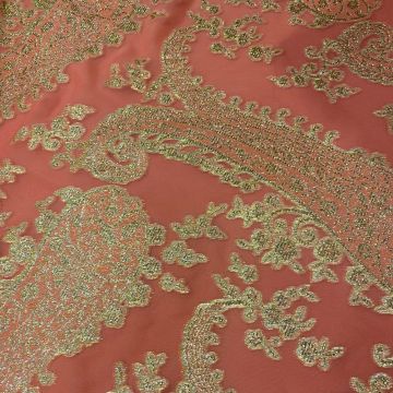 Jacquard de soie métal paisley or sur fond mousseline corail