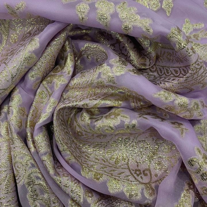Jacquard de soie métal paisley or sur fond mousseline lilas