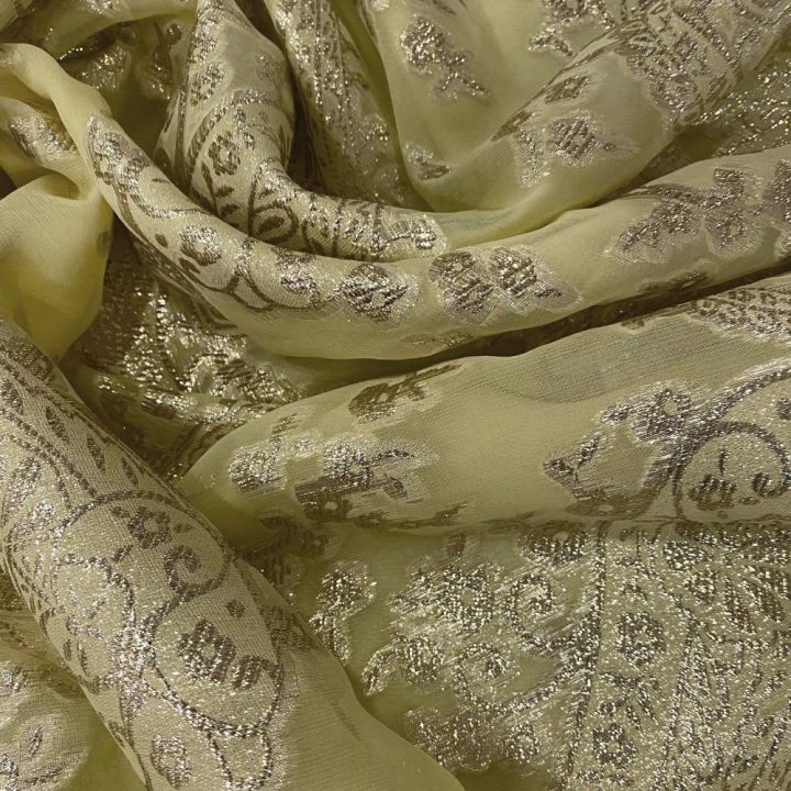 Jacquard de soie métal paisley or sur fond mousseline jaune paille