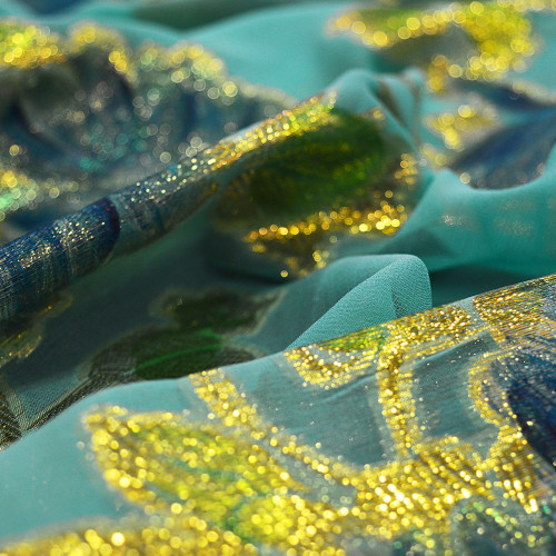 Tissu jacquard soie métal sur fond mousseline vert turquoise peint à la main